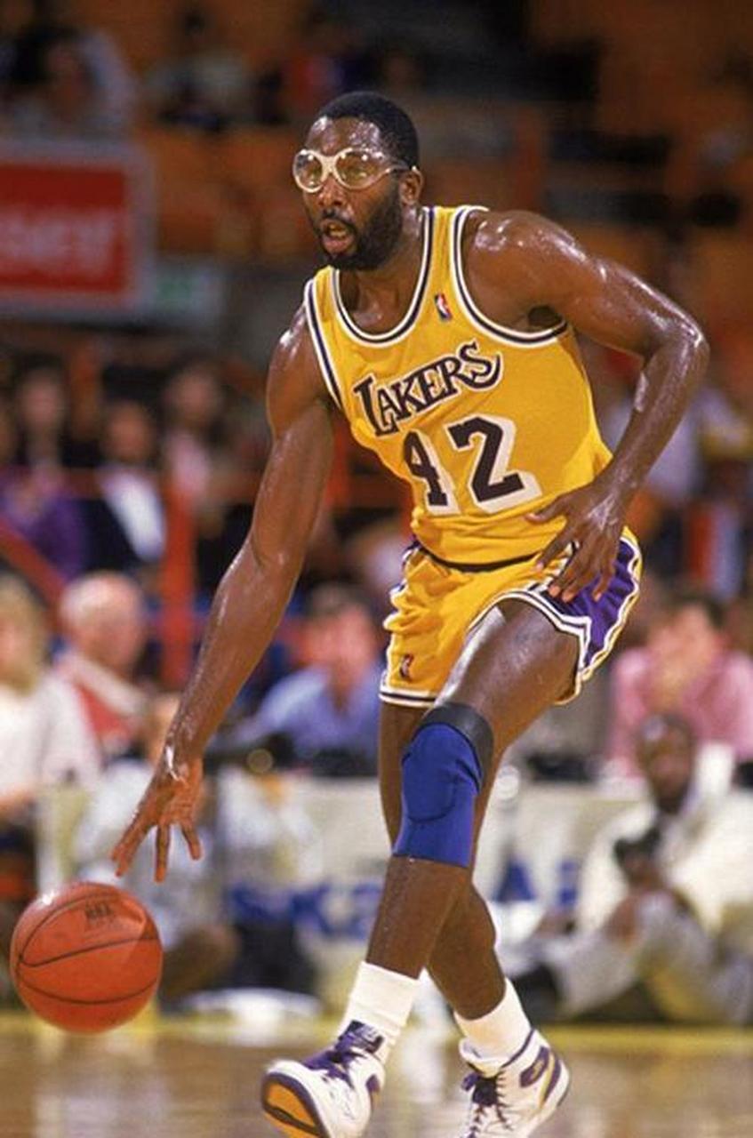 包含赛前洛杉矶湖人备战葡超，调整名单细节曝光，气氛紧张，资深球员宣示担当的词条